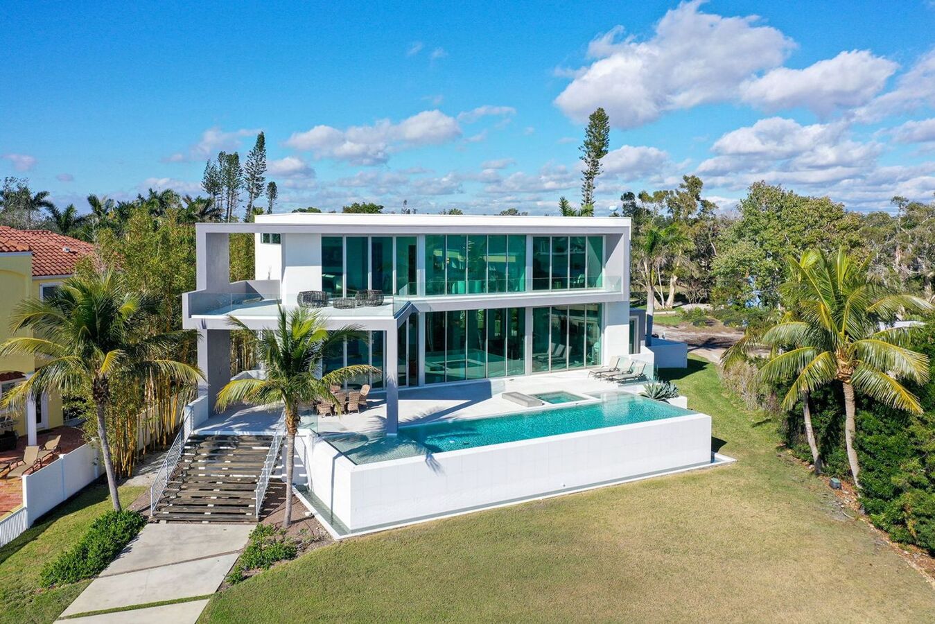 Luxurious Bay Front Home Apartments Sarasota, FL | Rentable