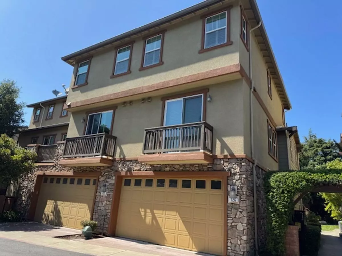 Beautiful 3 Bedroom, 3 Bath Tri-level, End Unit Townhome In Walnut Creek! House for rent in Walnut Creek, CA