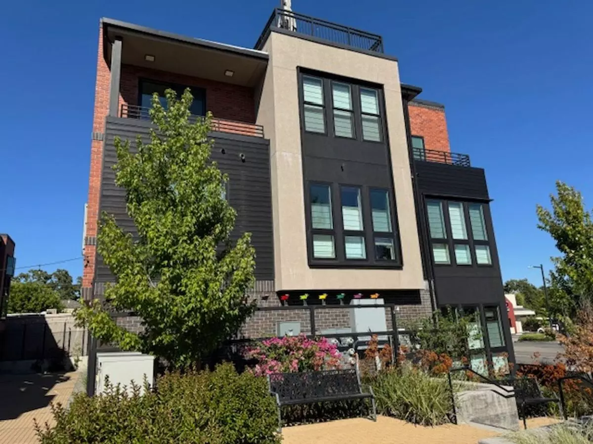 Gorgeous Trig-level Townhome With Roof Top! Located In The Heart Of Downtown Lafayette! House for rent in Lafayette, CA