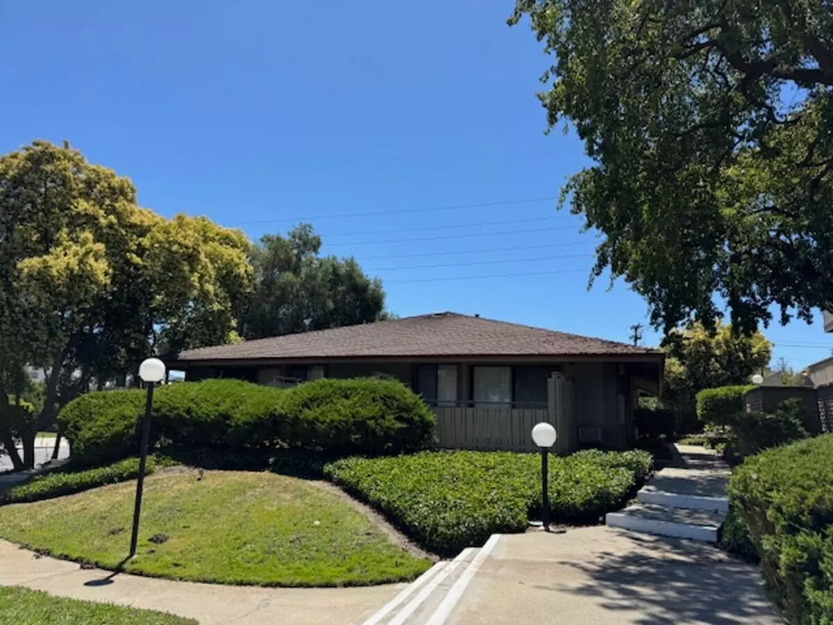 1 Bedroom End Unit-new Plank Flooring Throughout! Apartment for rent in Walnut Creek, CA