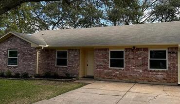 1713 Redwood Cir Apartment for rent in Alvin, TX