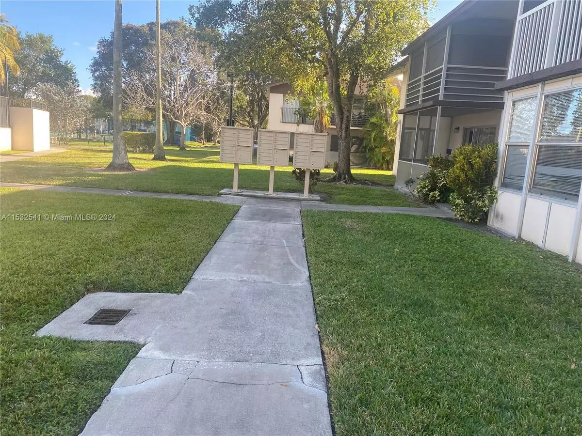 335 W Laurel Dr Apartment for rent in Margate, FL