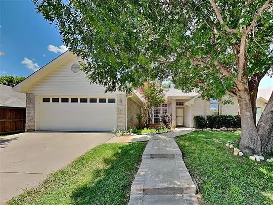 923 Rolling Mdws Dr Apartment for rent in Burleson, TX