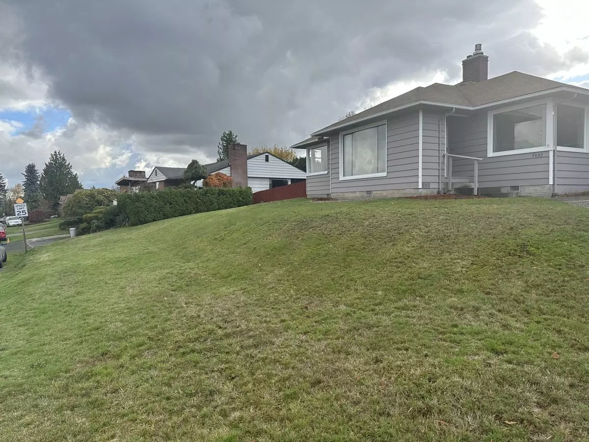 2 of 3 Lovely 3 Bedroom In The Desired Lakeridge Community House for rent in Seattle, WA