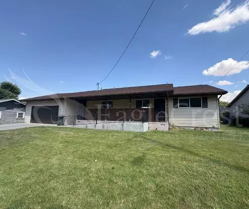 Three Bedroom, Two Bathroom House Plus Bonus Room Located Near City Park In Milton-freewater Apartment for rent in Miltonfreewater, OR