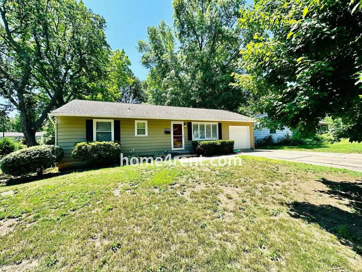 Beautiful Hardwoods W Fenced-in Yard! House for rent in Overland Park, KS
