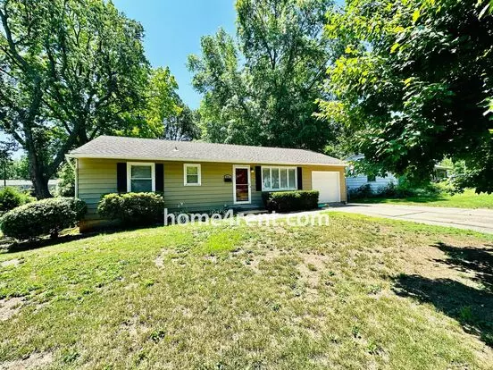 Beautiful Hardwoods W Fenced-in Yard! Apartment for rent in Overland Park, KS