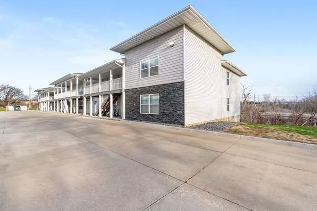 5113 Devils Glen Rd Apartment for rent in Bettendorf, IA