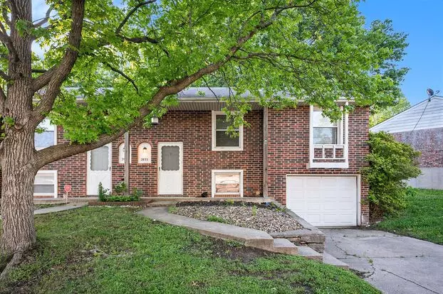 ****available Now**** Huge Independence Duplex With Attached Garage! Apartment for rent in Independence, MO