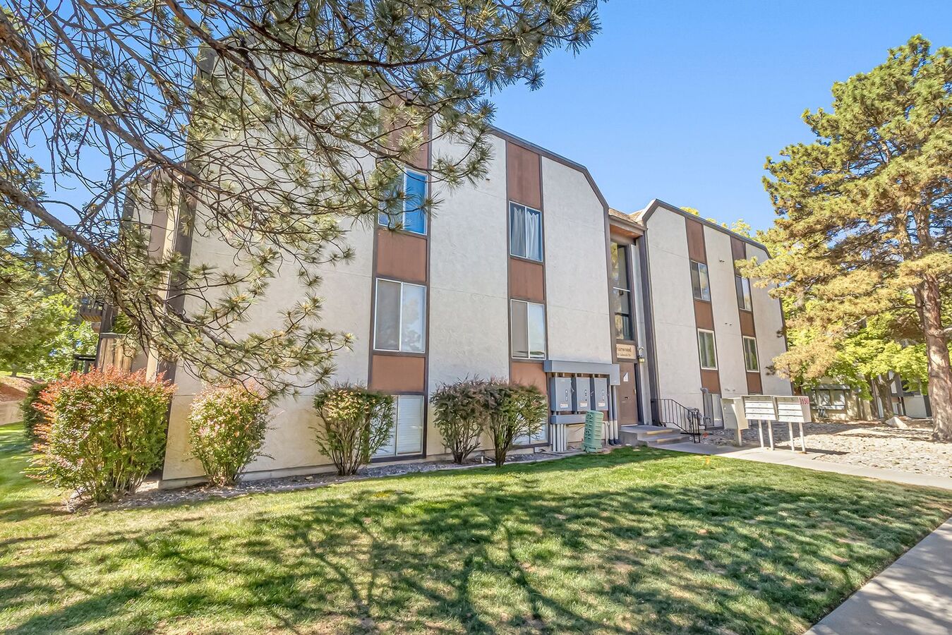Easy Living Starts Here | 2 Bedroom Lakeside Condo Apartments Grand ...