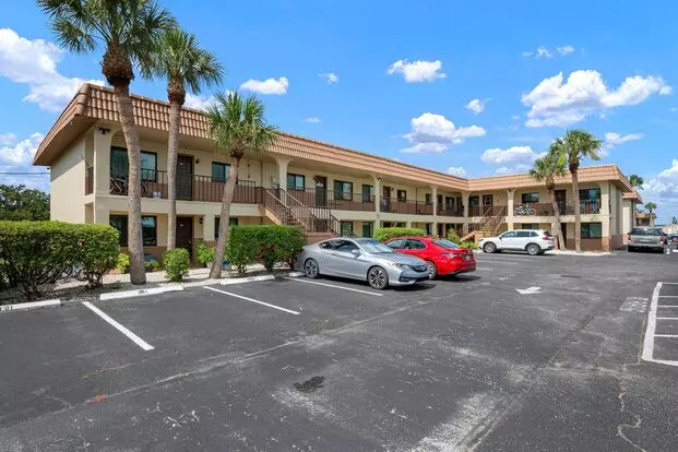 Gorgeous Fully Renovated 2nd Floor 2 Bedroom 1 Bathroom Condo Located Just 5 Minutes From Venice Beach! Apartment for rent in Venice, FL