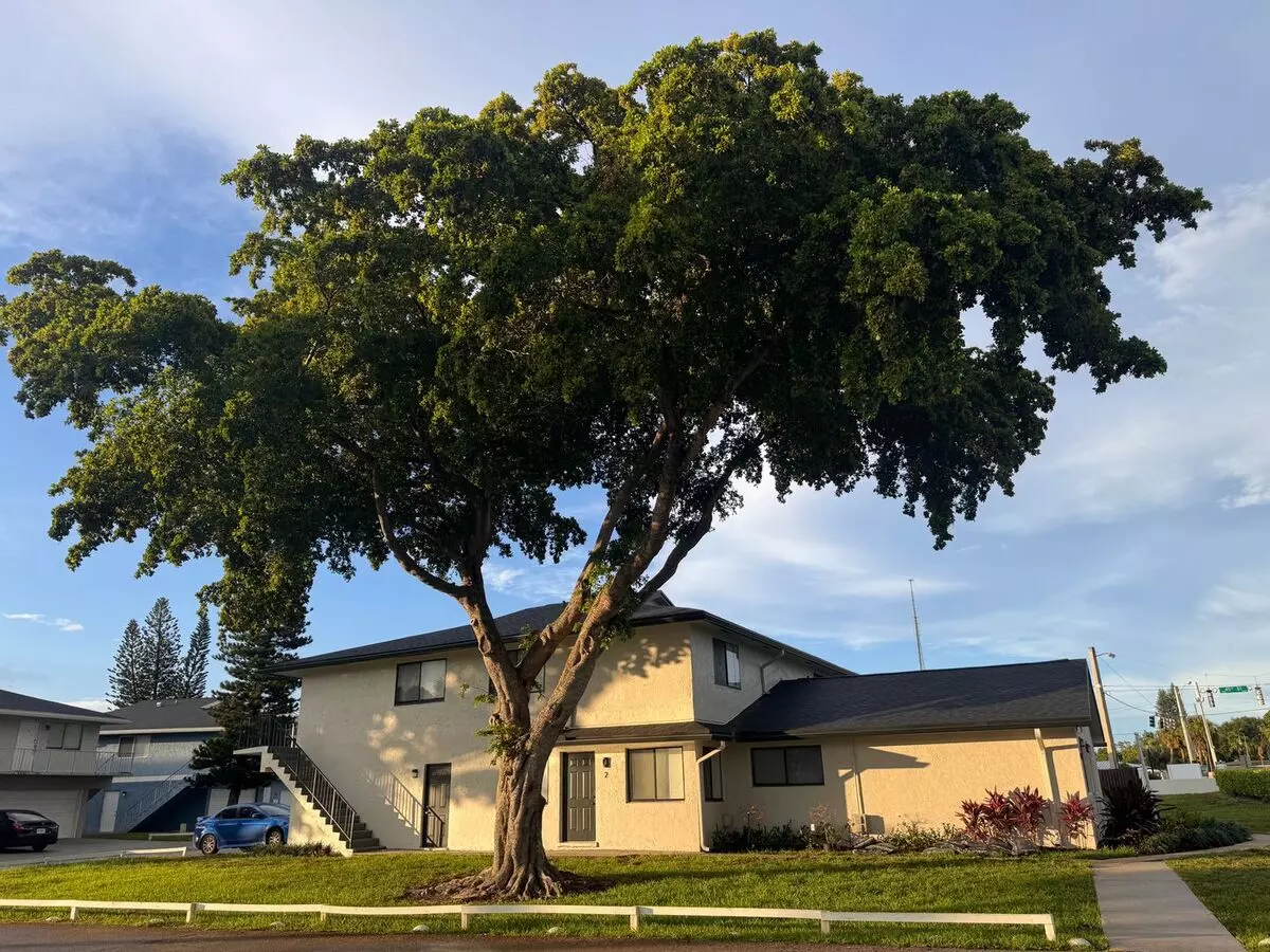 Balcony & Garage - Available Now! ** Specials Avail. For July Or August Move-in. House for rent in Mangonia Park, FL