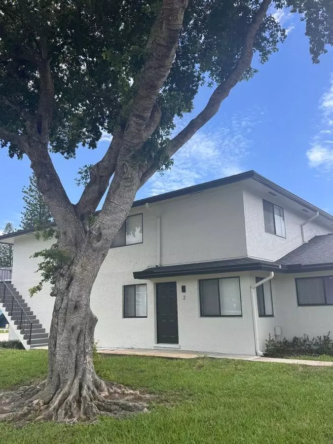 Top Floor 2 Br - Private Balcony + Garage Parking ** First Month Free ** No Last!! House for rent in Mangonia Park, FL