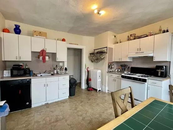 No Brokers Fee, Pets Friendly Unit, Laundry, Eat-in Kitchen, Parking For Rent Apartment for rent in Boston, MA