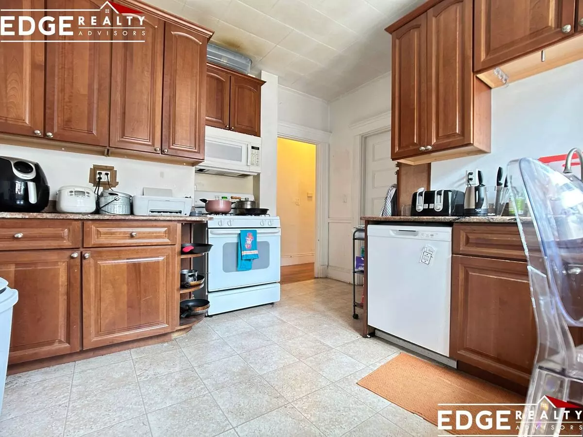 No Broker Fee!!!! Spacious And Bright Oak Square 4 Bed Apartment for rent in Boston, MA