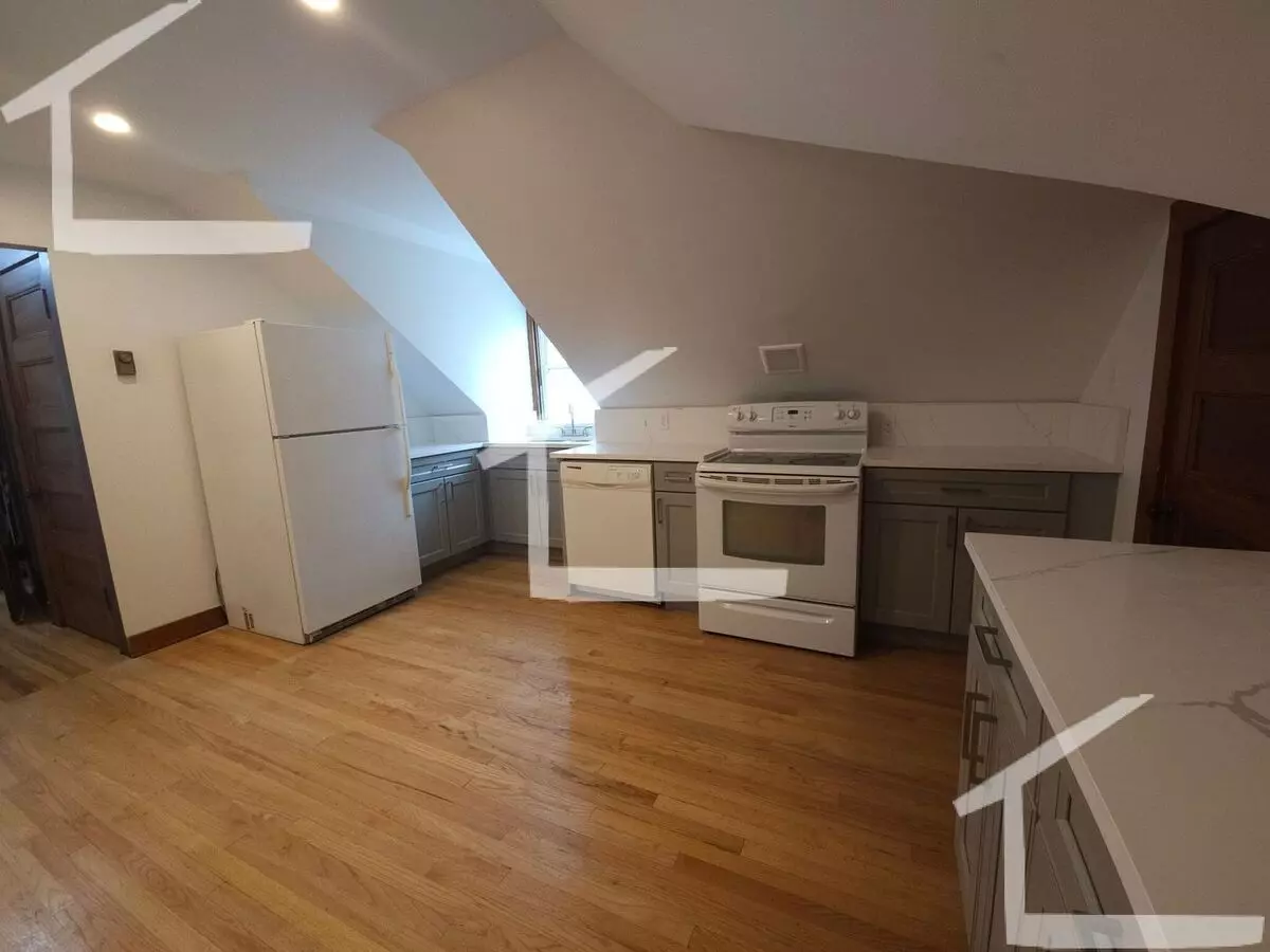 9/1 No Fee! Top Floor 3br Apartment Near Brookline Vil, Coolidge! Apartment for rent in Boston, MA