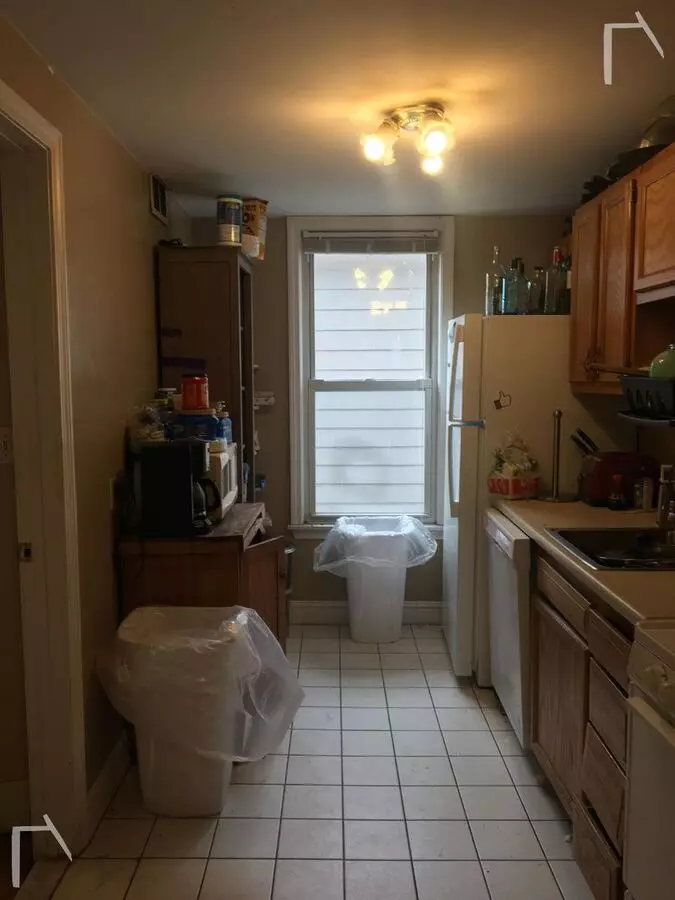 No Brokers Fee, Large Unit Walking Distance To Bu. Large Deck, Laundry, Eat-in Kitchen, Lots Of Storage. Apartment for rent in Boston, MA