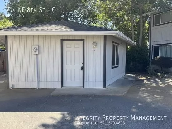 704 NE 8th St Apartment for rent in Grants Pass, OR