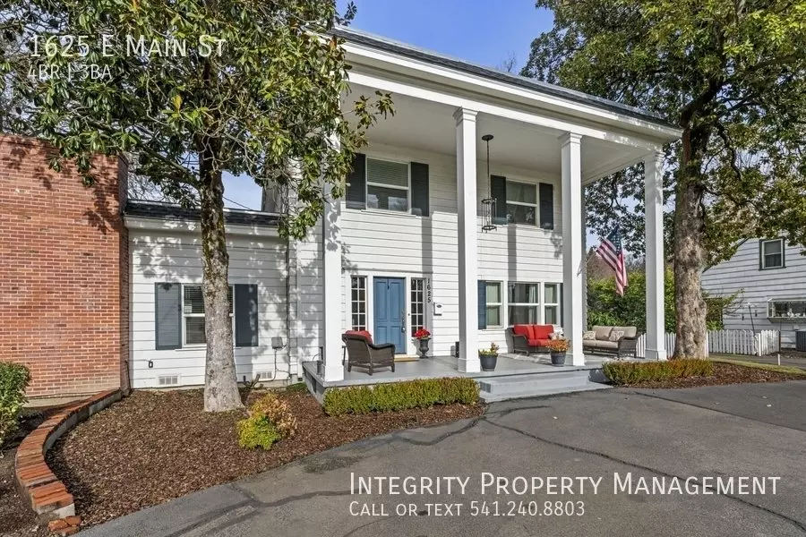 1625 E Main St House for rent in Medford, OR
