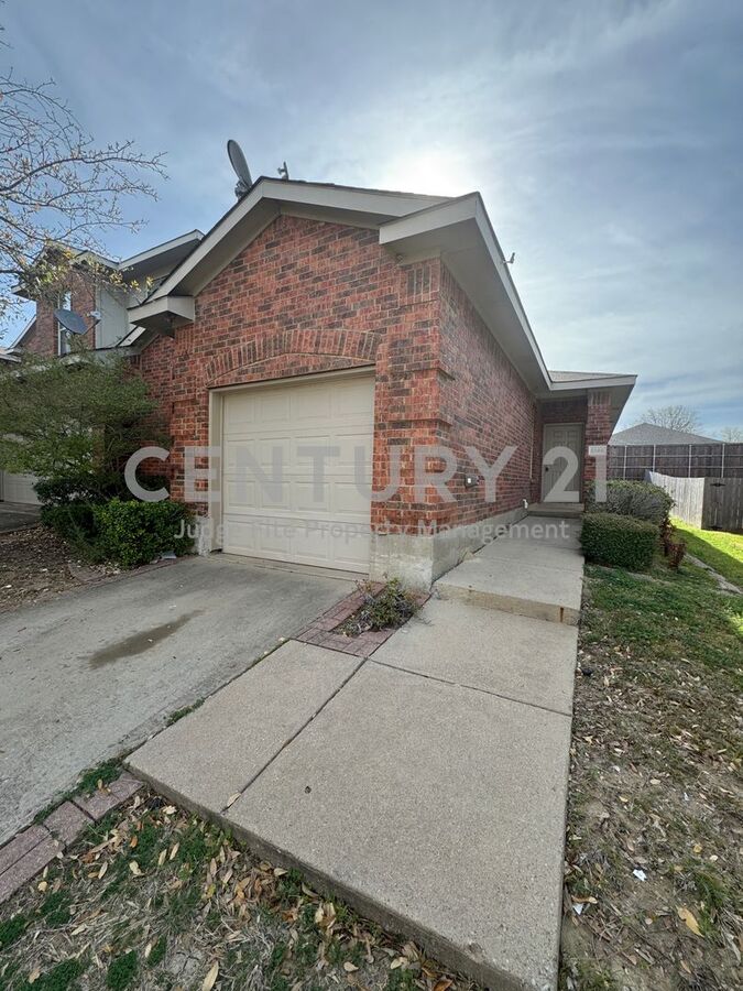 Adorable 2/2/1 Townhome In Falcon's Lair Ready... Apartments Mesquite, TX