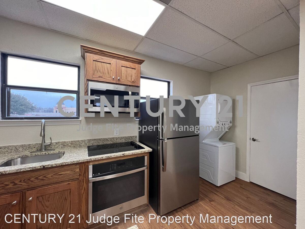 Completely Renovated And Updated 2/1 Apartment... Denton, TX