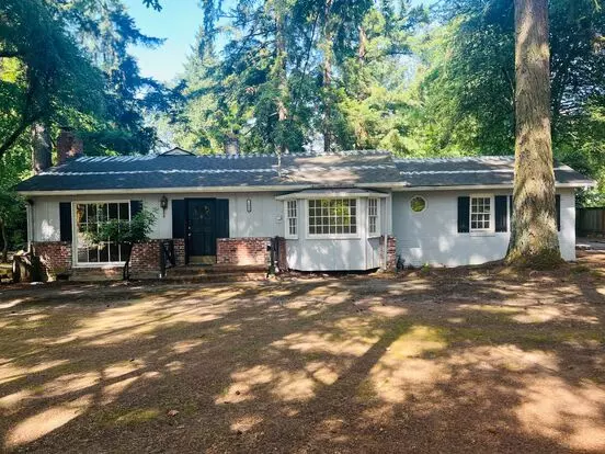 Single Story Home In Convenient Lo Location. Apartment for rent in Lake Oswego, OR