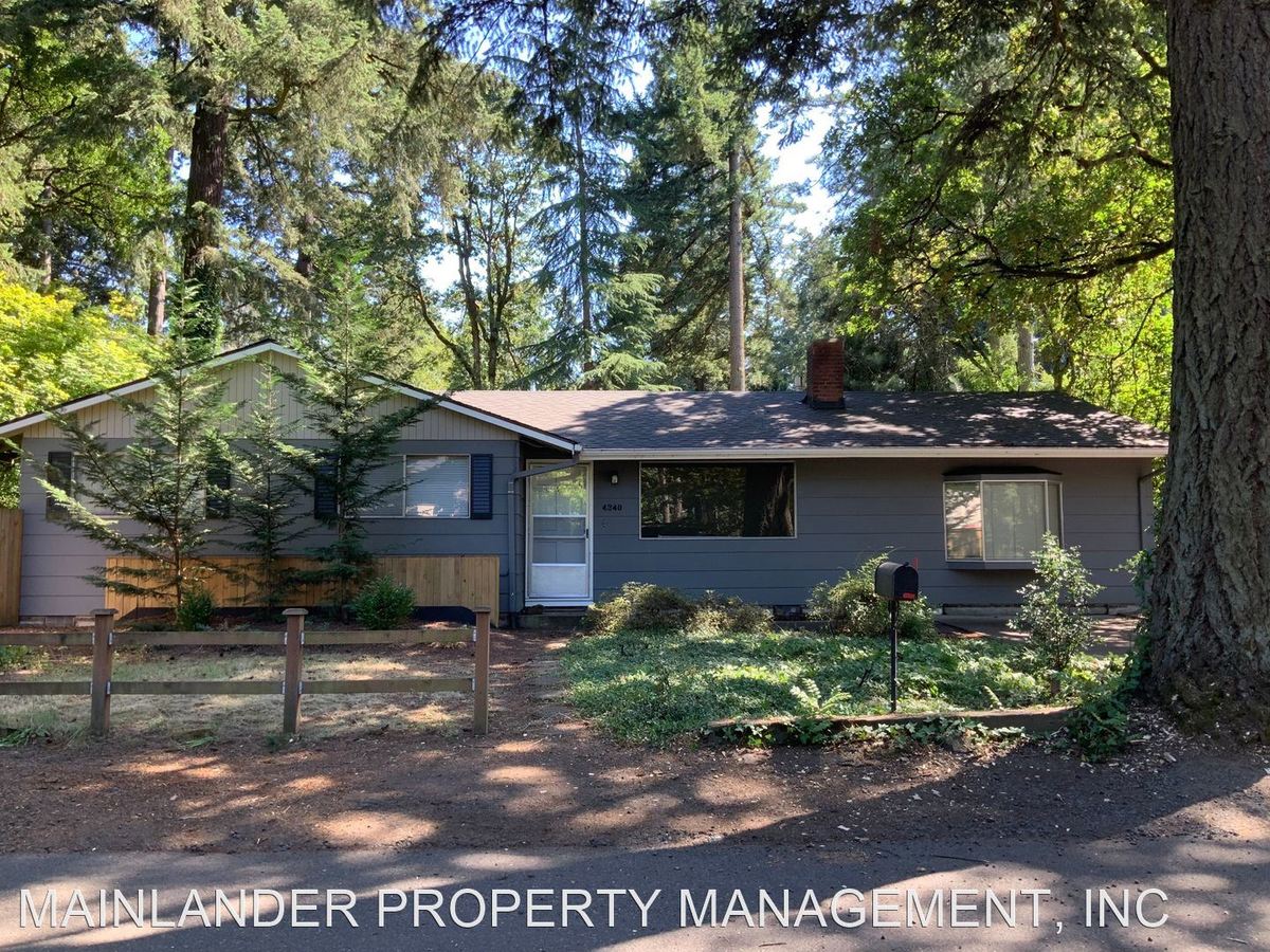 *15 Days Free Rent!* Charming Mid-century Ranch On A Large Lot In The Gorgeous Lake Grove Neighborhood! House for rent in Lake Oswego, OR