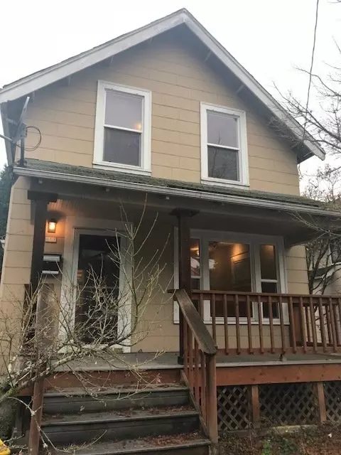 Lovely 1910 Home In Se! Welcoming Front Porch Desirable Location! House for rent in Portland, OR