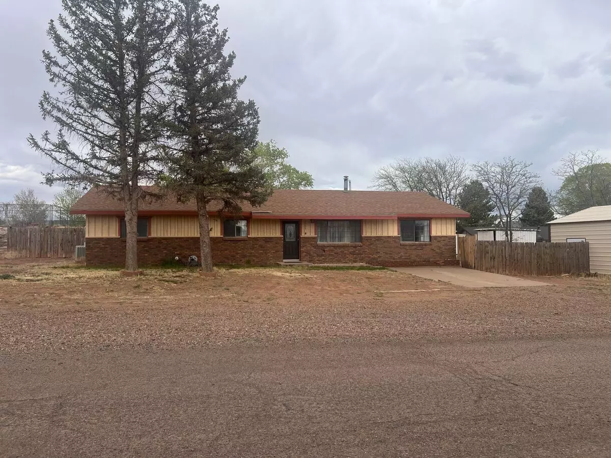 Garage, Large Fenced Yard & Lots Of Storage House for rent in Snowflake, AZ