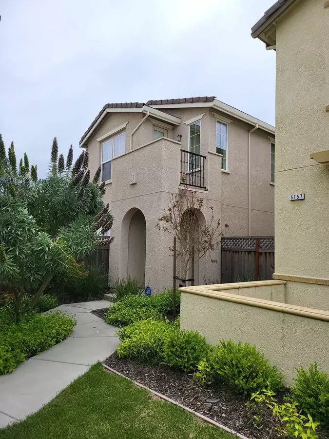 Two Story Corner Cluster Home Available Now !! House for rent in Richmond, CA
