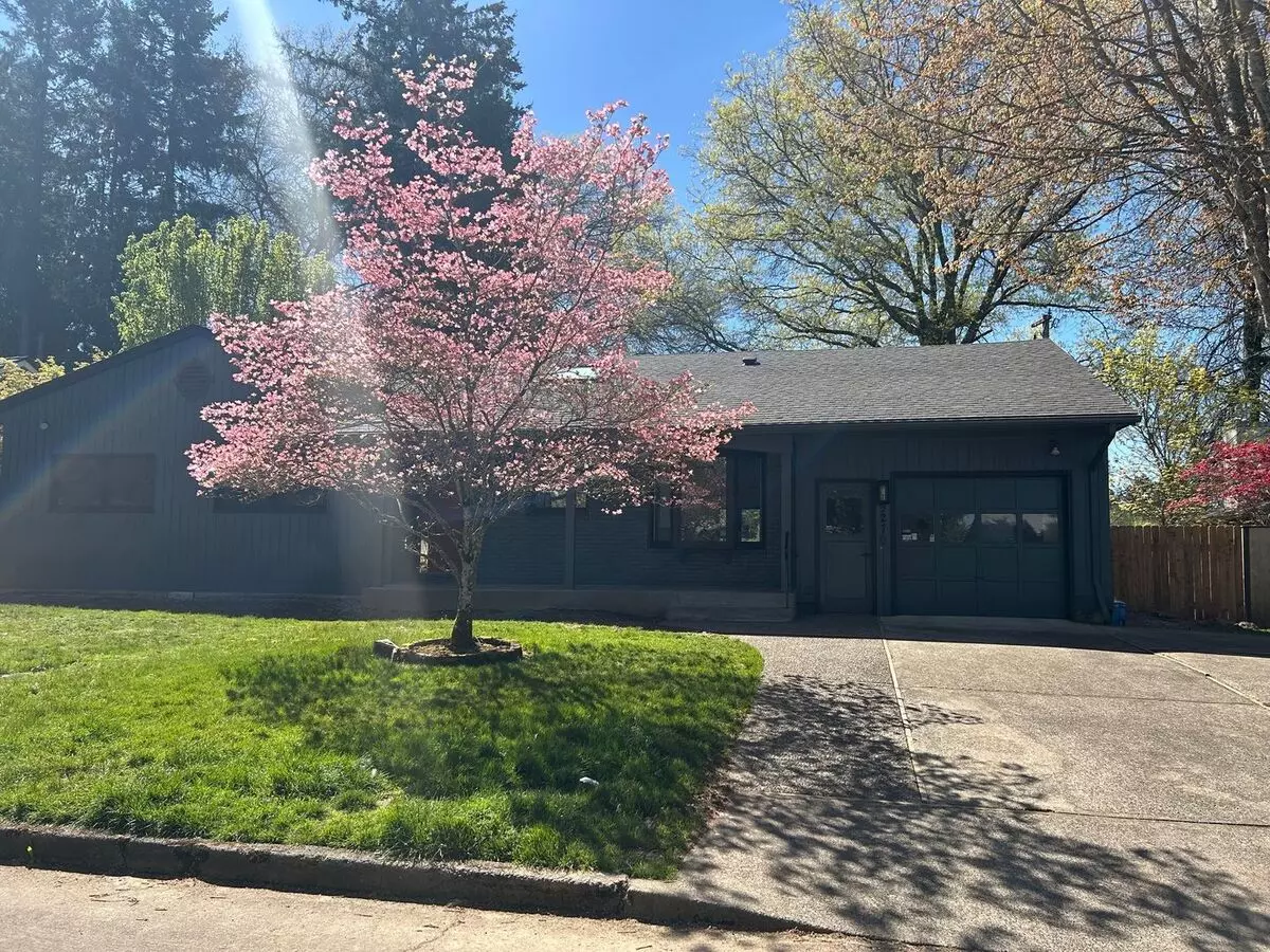 Completely Remodeled Home That Backs Up To Red Wing Golf Course!! House for rent in Portland, OR