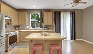4 of 10 Better Than New! Stunning Beaverton End-unit Townhome Loaded W/ Upgrades! House for rent in Oregon City, OR