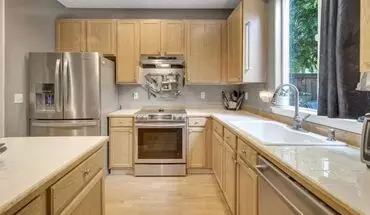 3 of 10 Better Than New! Stunning Beaverton End-unit Townhome Loaded W/ Upgrades! House for rent in Oregon City, OR