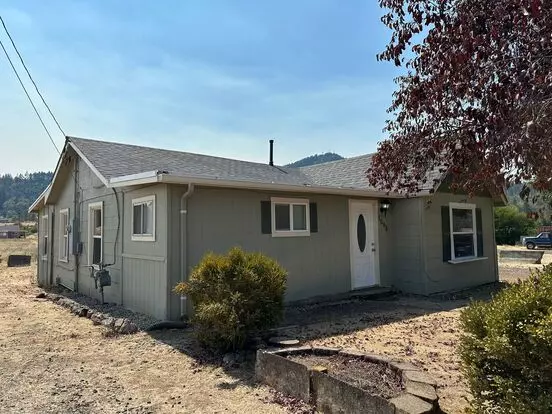 Older 3/1 Home In Sutherlin Apartment for rent in Sutherlin, OR