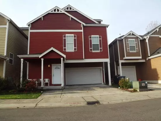 Cute 3 Bedroom 3 Story In "village Commons"!! Apartment for rent in Tacoma, WA