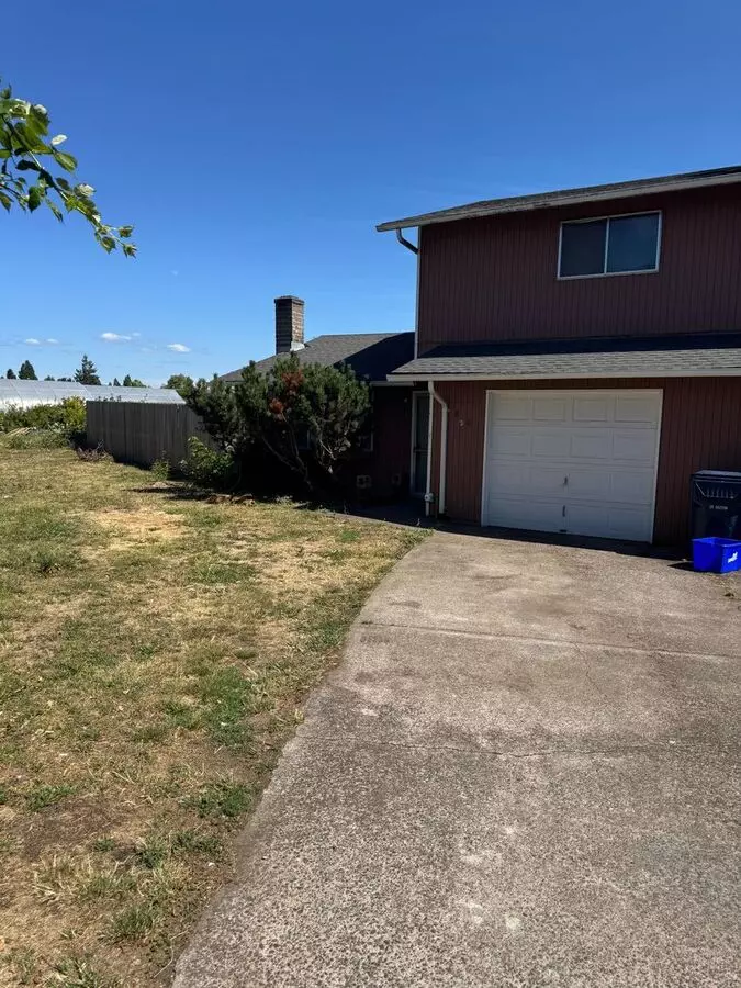 824 & 826 Cloverleaf Loop Apartment for rent in Springfield, OR