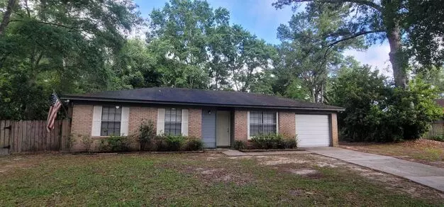 Charming Se 3/1.5 W/ Garage, Washer/dryer, Large Privacy Fenced Yard, & Tile Floors Throughout! Avail Starting September 13th For $1600/month! Apartment for rent in Tallahassee, FL