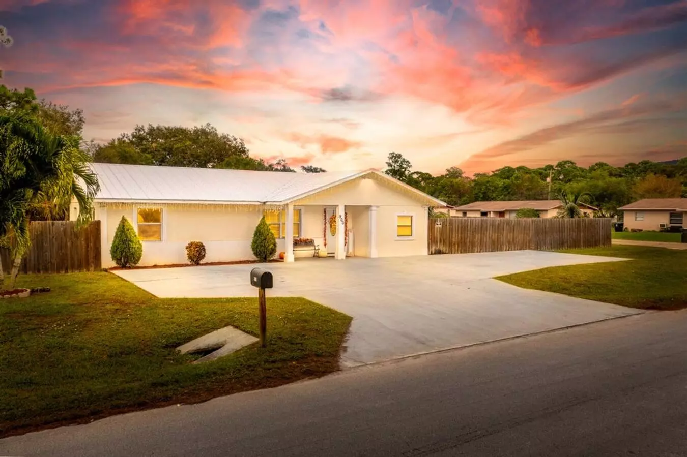 Charming 3 Bedroom Home With Huge Fenced Yard House for rent in Ft Pierce, FL