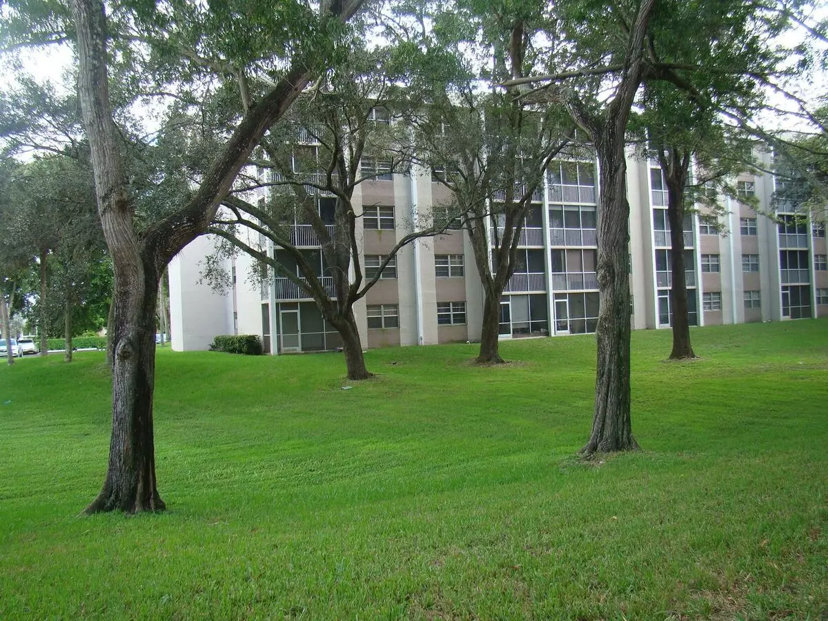 Limited-time Offer: Get 1 Month Free Rent – Lease Today! Apartment for rent in Coral Springs, FL