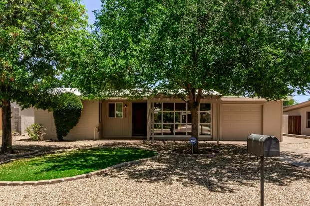 2 Bed 1 Bath Home In Central Phoenix Location W/ Huge Lot! Apartment for rent in Phoenix, AZ