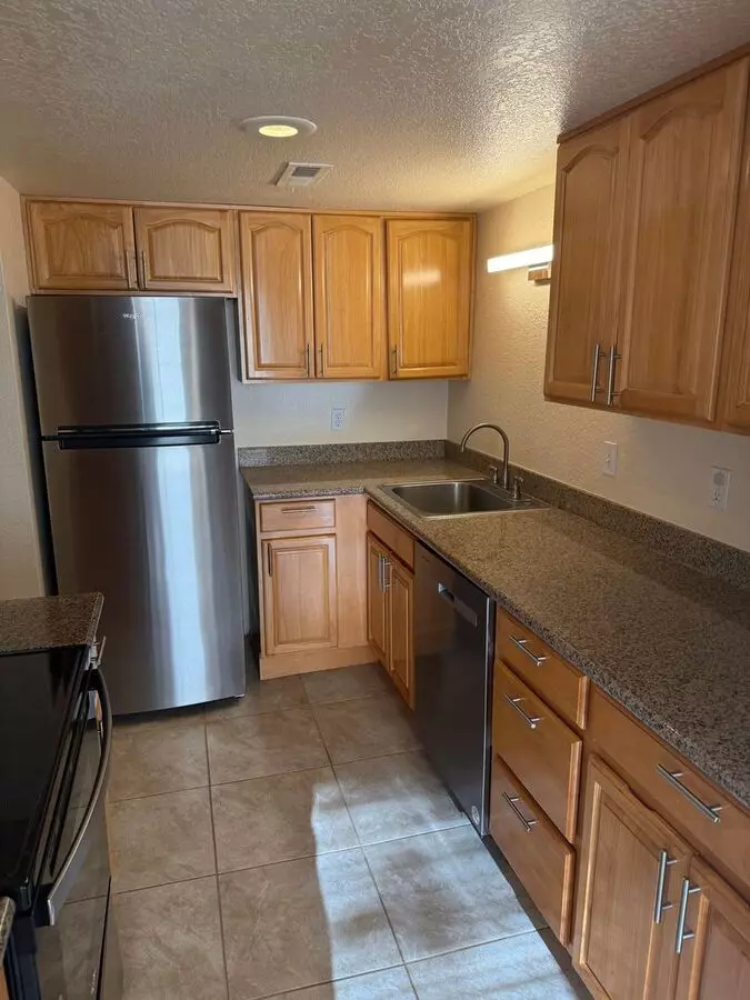 Beautiful 3 Bed/2 Bath Condo With 2 Parking Spots - Great Commuter Location Apartment for rent in Kent, WA