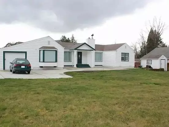 Light And Bright 3 Bedroom, 2 Bath Rambler On Kent's East Hill Apartment for rent in Kent, WA