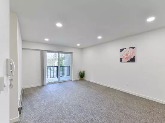 Like New Top Floor Beautifully Remodeled 2 Bdrm Bellevue Condo Apartment for rent in Bellevue, WA