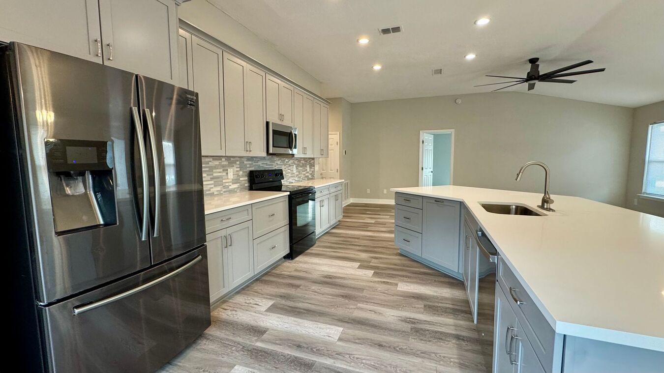 Curated visual reference: Picture Idea: Stunning Waterfront Home With Modern Upgrades Apartments