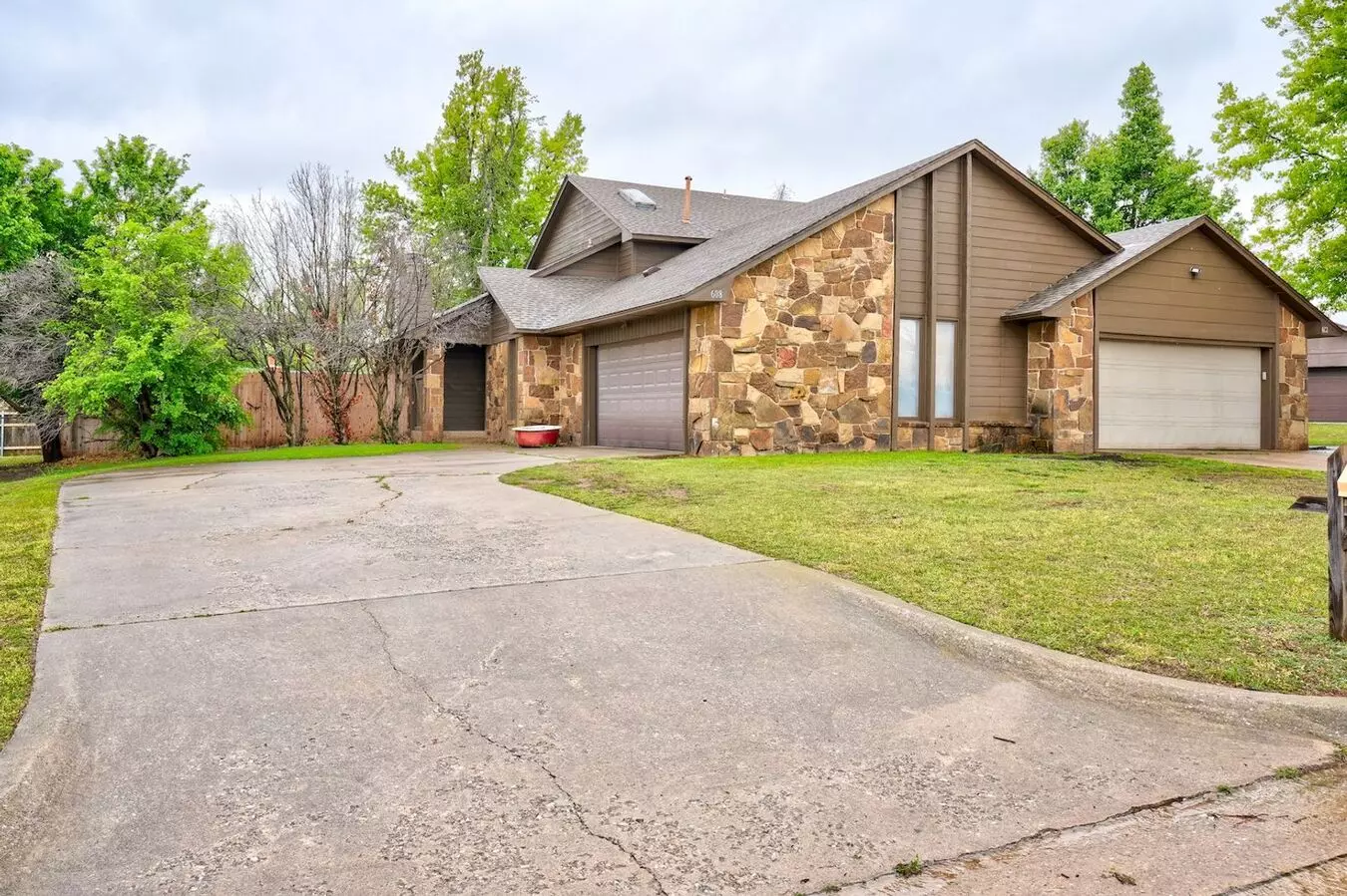 Stylish 2-bed Duplex Near I-40 With Deck, Patio & 2-car Garage!available Now! House for rent in Yukon, OK