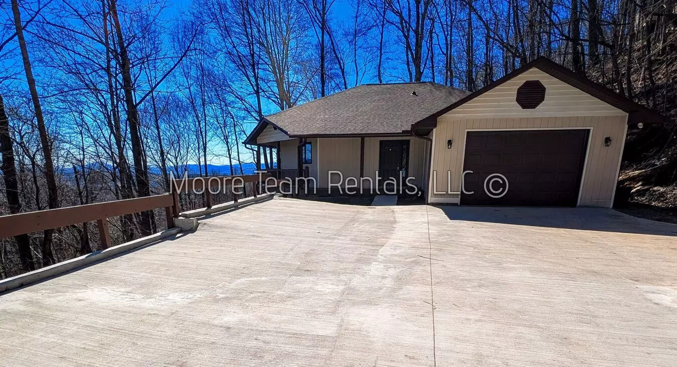 Charming 3-bedroom Home In High Vista Gated Community – Stunning Views & Modern Updates! House for rent in Mills River, NC