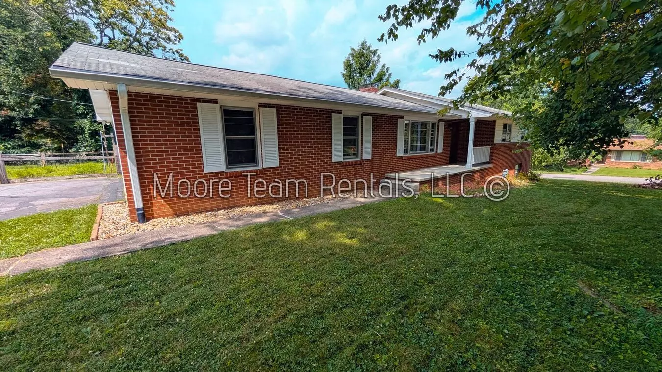 3/2 Ranch - Fenced Garden Plot House for rent in Hendersonville, NC