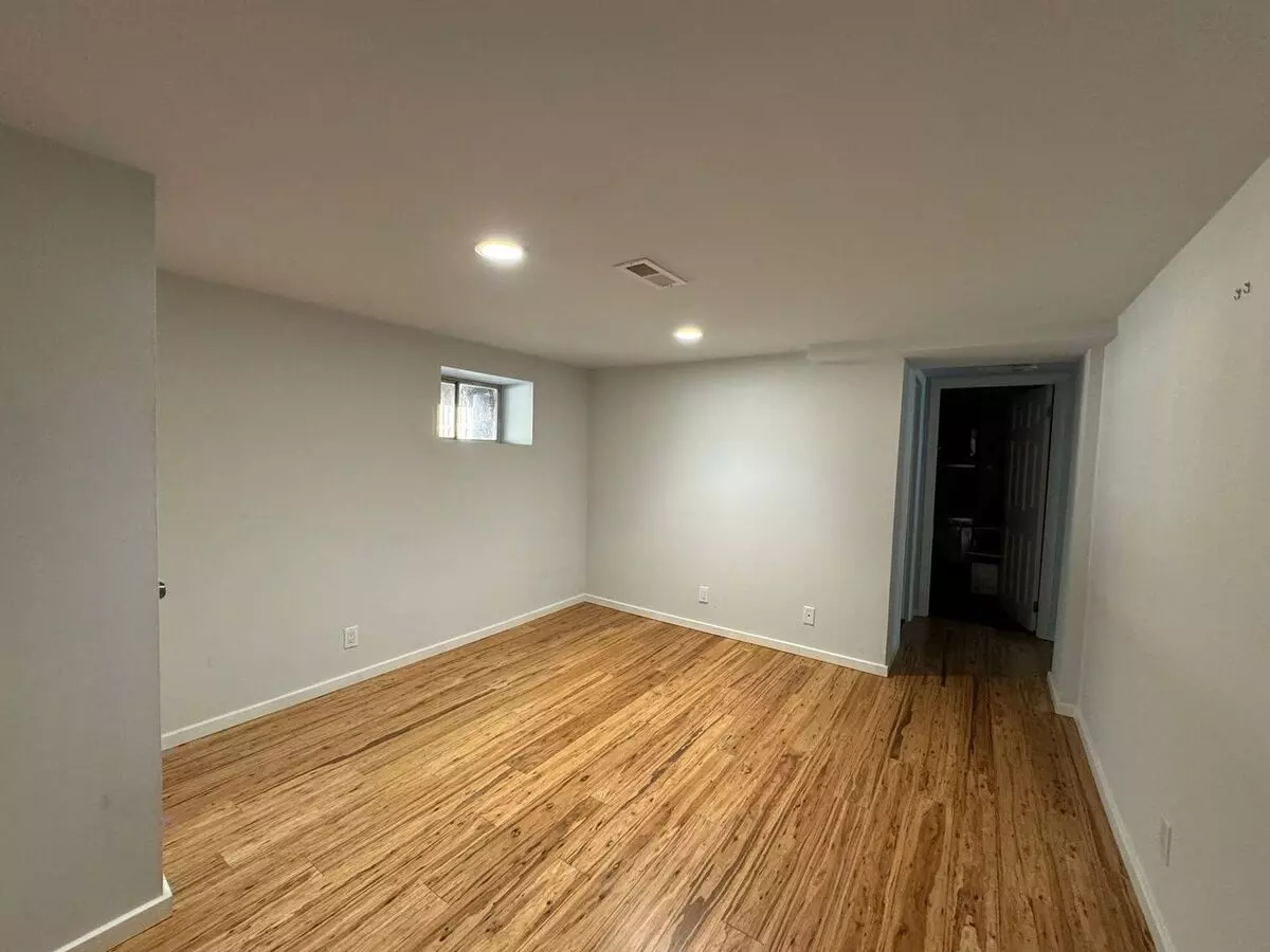 Beautiful Two-level Hermitage Model Apartment for rent in Arlington, VA