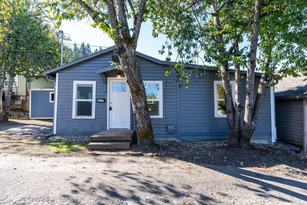 Charming Remodeled Home In Historic Oregon City! Apartment for rent in Oregon City, OR