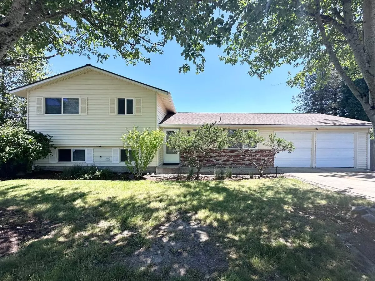 Newly Remodeled 4 Bed, 2.5 Bath With A Spacious Yard Home In Powell Valley! House for rent in Gresham, OR
